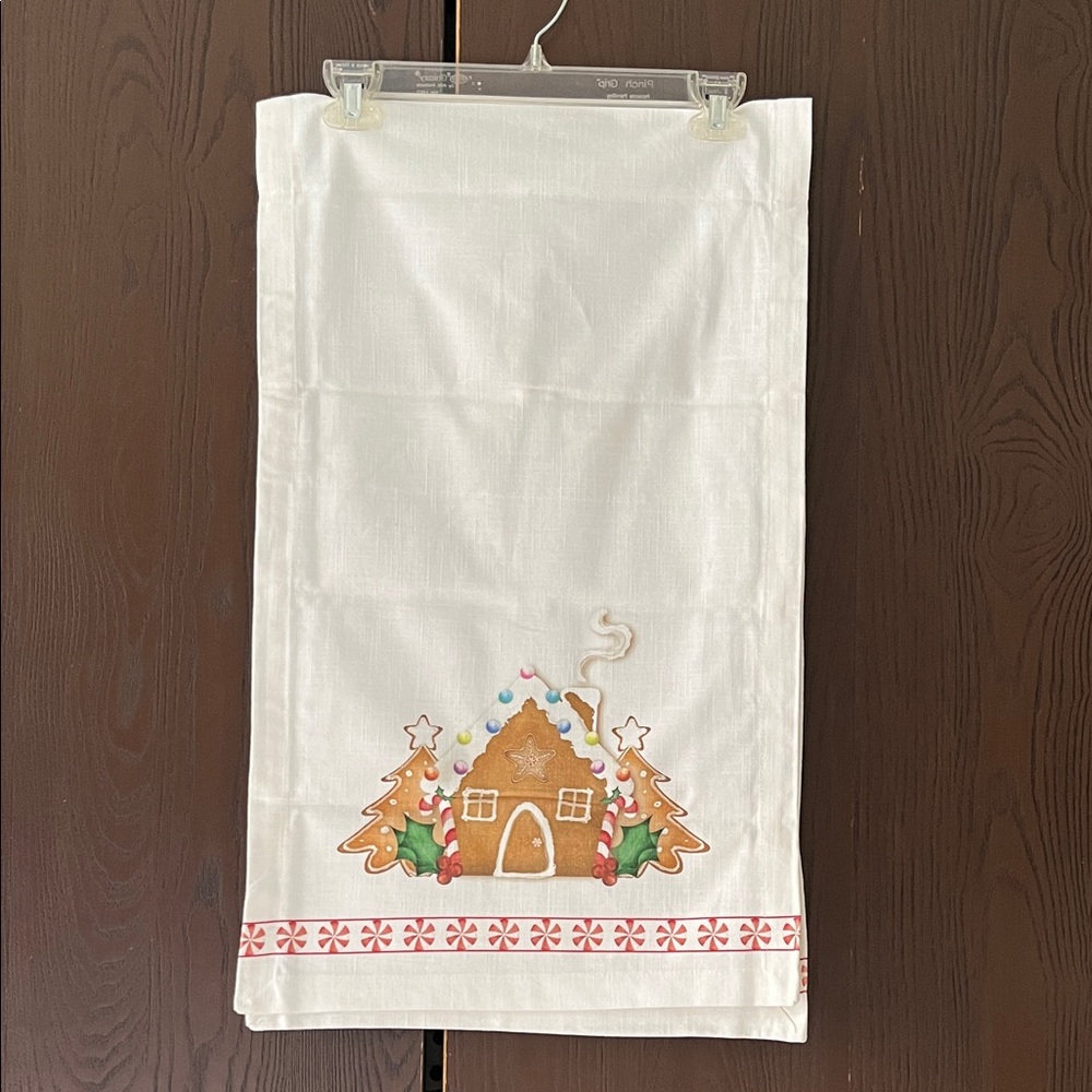 Spilt•p Gingerbread table runner. 15 by 54 inches . NWT